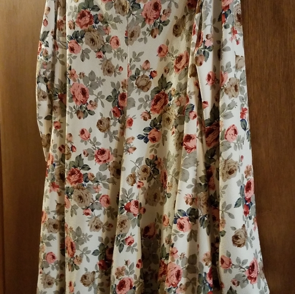 Skirt and blouse - Picture 3 of 4